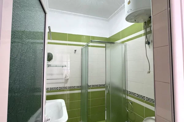 Shtepi ne shitje Apartament ne Tirane, 2+1, Mobilimi Pjeserisht e mobiluar, Pagesa 258,000  Euro.