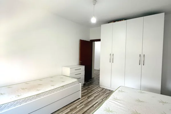 Shtepi ne shitje Apartament ne Tirane, 2+1, Mobilimi E mobiluar, Pagesa 26,500,000  Leke.
