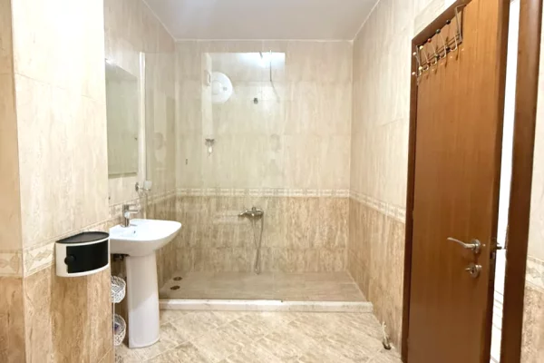 Shtepi ne shitje Apartament ne Tirane, 2+1, Mobilimi E mobiluar, Pagesa 26,500,000  Leke.
