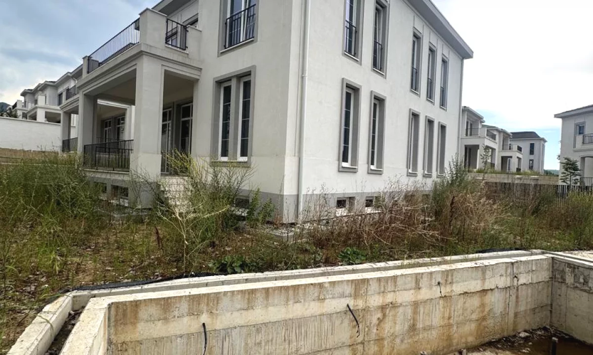 Shtepi ne shitje Vila Luksoze ne Tirane, 4+1, Mobilimi Bosh, pa mobiluar, Pagesa 1,600,000  Euro.