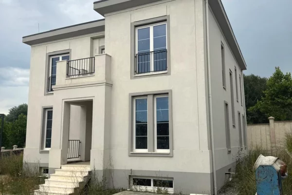 Shtepi ne shitje Vila Luksoze ne Tirane, 4+1, Mobilimi Bosh, pa mobiluar, Pagesa 1,600,000  Euro.