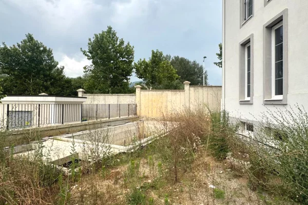 Shtepi ne shitje Vila Luksoze ne Tirane, 4+1, Mobilimi Bosh, pa mobiluar, Pagesa 1,600,000  Euro.