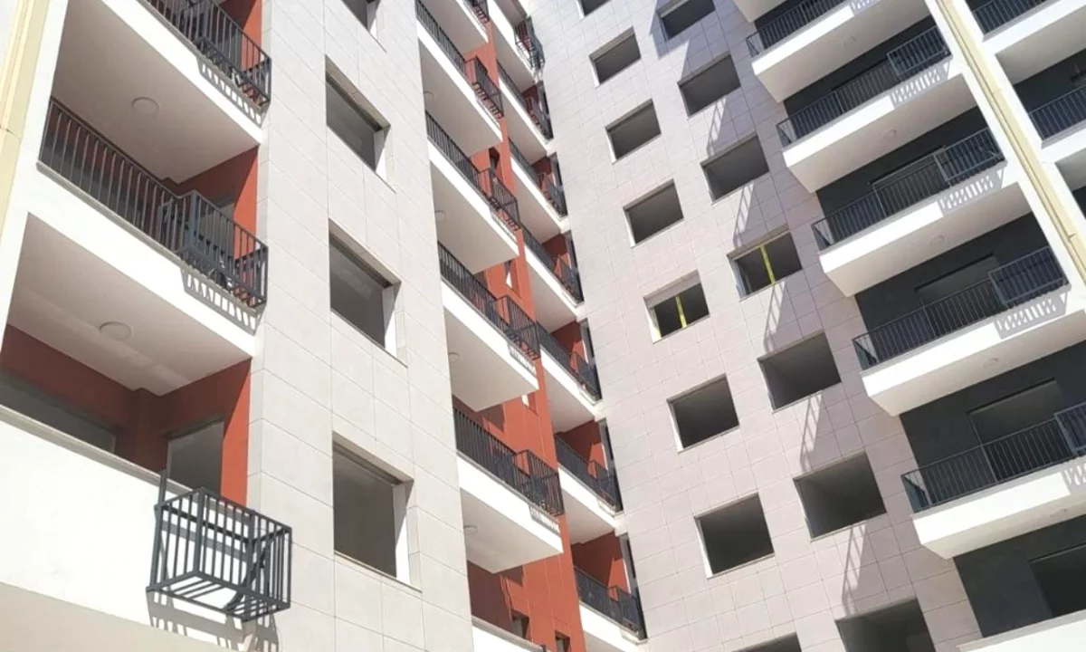 Shtepi ne shitje Apartament ne Tirane, 2+1, Mobilimi Bosh, pa mobiluar, Pagesa 105,400  Euro.