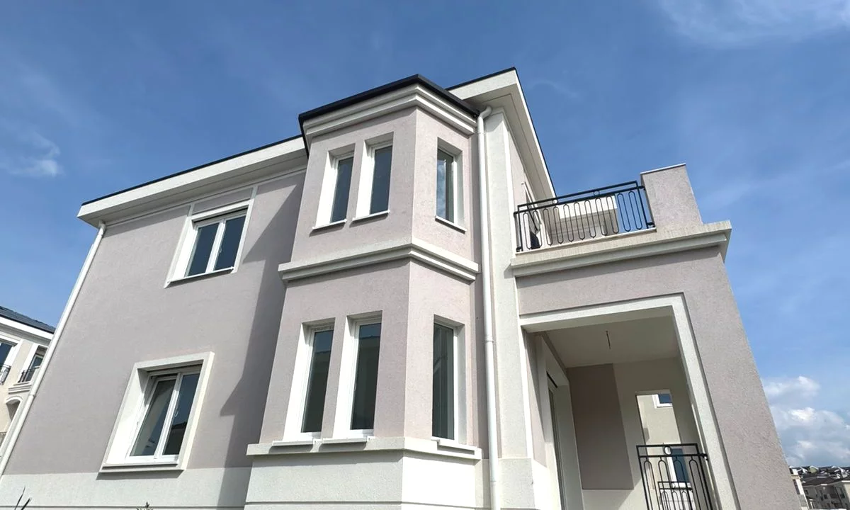 Shtepi ne shitje Vila Luksoze ne Tirane, 5+1, Mobilimi Bosh, pa mobiluar, Pagesa 1,050,000  Euro.