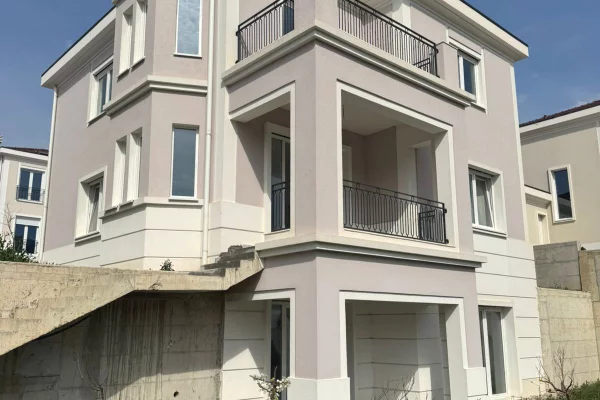 Shtepi ne shitje Vila Luksoze ne Tirane, 5+1, Mobilimi Bosh, pa mobiluar, Pagesa 1,050,000  Euro.