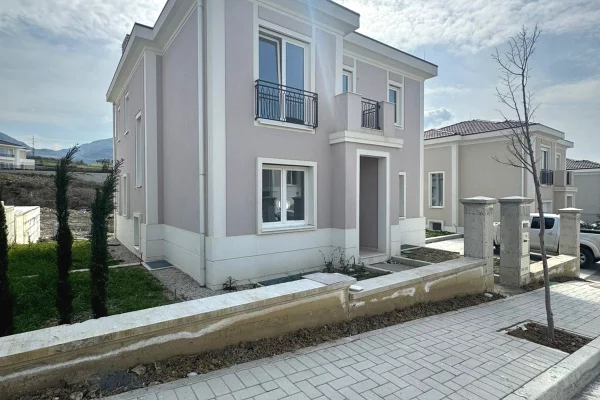 Shtepi ne shitje Vila Luksoze ne Tirane, 5+1, Mobilimi Bosh, pa mobiluar, Pagesa 1,050,000  Euro.