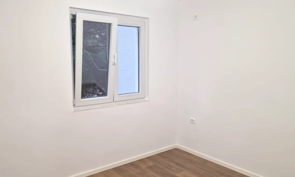 Shtepi ne shitje Apartament ne Tirane, 1+1, Mobilimi Bosh, pa mobiluar, Pagesa 94,000  Euro.
