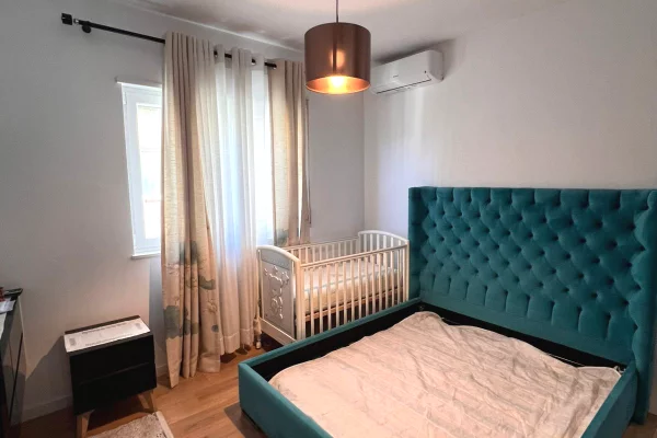 Shtepi ne shitje Apartament ne Tirane, 2+1, Mobilimi E mobiluar, Pagesa 27,500,000  Leke.