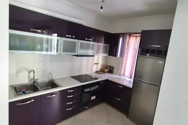 Shtepi me qera Apartament ne Tirane, 2+1, Mobilimi E mobiluar, Pagesa 500  Euro.