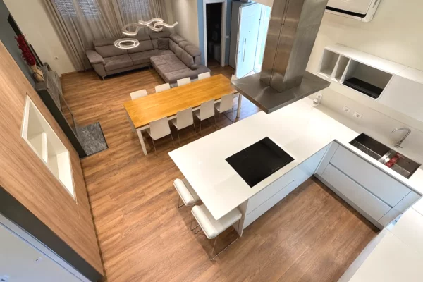 Shtepi me qera 3+1 ne Tirane - 3,600 Euro