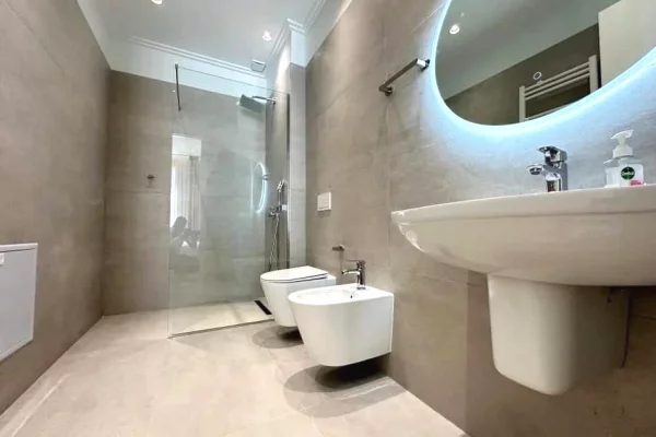 Shtepi me qera Apartament ne Tirane, 3+1, Mobilimi E mobiluar, Pagesa 2,000  Euro.