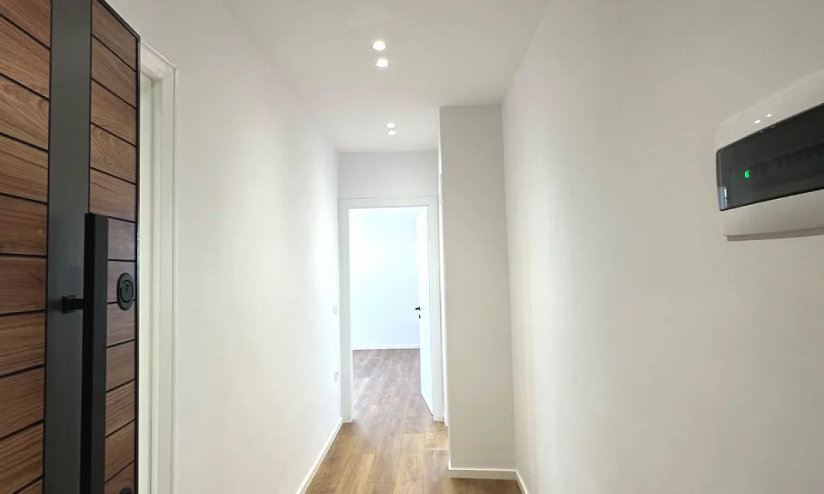 Shtepi ne shitje Apartament ne Tirane, 1+1, Mobilimi Bosh, pa mobiluar, Pagesa 143,000  Euro.