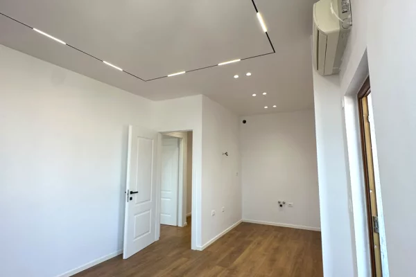Shtepi ne shitje Apartament ne Tirane, 1+1, Mobilimi Bosh, pa mobiluar, Pagesa 143,000  Euro.