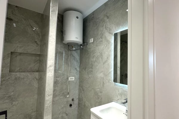 Shtepi ne shitje Apartament ne Tirane, 1+1, Mobilimi Bosh, pa mobiluar, Pagesa 143,000  Euro.