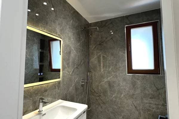 Shtepi ne shitje Apartament ne Tirane, 2+1, Mobilimi Bosh, pa mobiluar, Pagesa 198,000  Euro.
