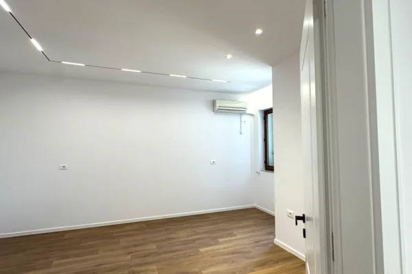 Shtepi ne shitje Apartament ne Tirane, 2+1, Mobilimi Bosh, pa mobiluar, Pagesa 198,000  Euro.