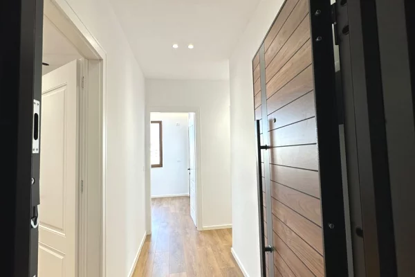 Shtepi ne shitje Apartament ne Tirane, 2+1, Mobilimi Bosh, pa mobiluar, Pagesa 198,000  Euro.