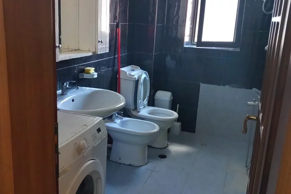 Shtepi me qera Apartament ne Tirane, 2+1, Mobilimi E mobiluar, Pagesa 50,000  Leke.