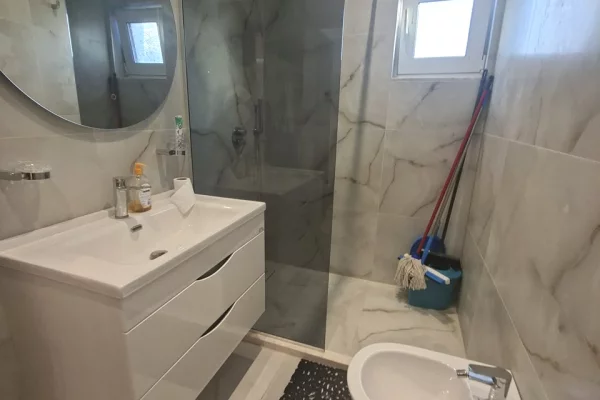 Shtepi me qera Apartament ne Tirane, 2+1, Mobilimi E mobiluar, Pagesa 60,000  Leke.