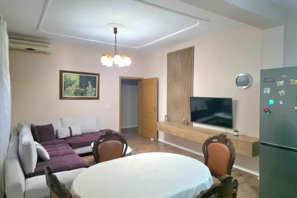 Shtepi me qera Apartament ne Tirane, 3+1, Mobilimi E mobiluar, Pagesa 850  Euro.
