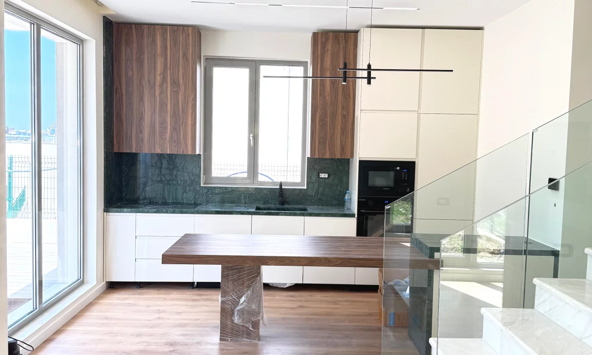 Shtepi me qera Vila Luksoze ne Tirane, 4+1, Mobilimi E mobiluar, Pagesa 4,000  Euro.