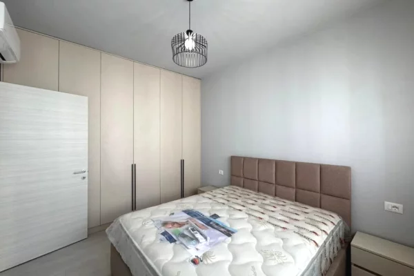 Shtepi me qera Apartament ne Tirane, 2+1, Mobilimi E mobiluar, Pagesa 72,000  Leke.