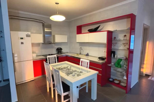 Shtepi me qera Apartament ne Tirane, 2+1, Mobilimi E mobiluar, Pagesa 600  Euro.