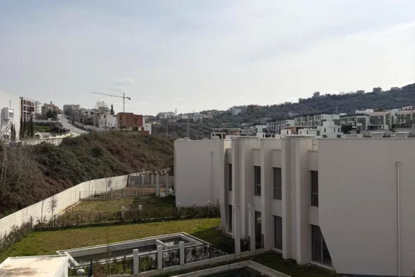 Shtepi ne shitje Apartament ne Tirane, 2+1, Mobilimi Bosh, pa mobiluar, Pagesa 39,000,000  Leke.
