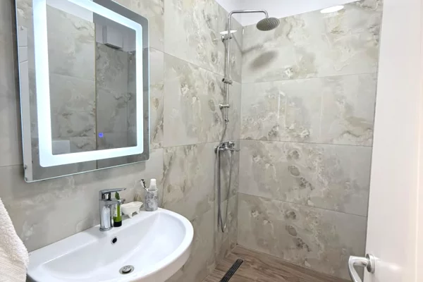 Shtepi ne shitje Apartament ne Tirane, 2+1, Mobilimi E mobiluar, Pagesa 29,500,000  Leke.