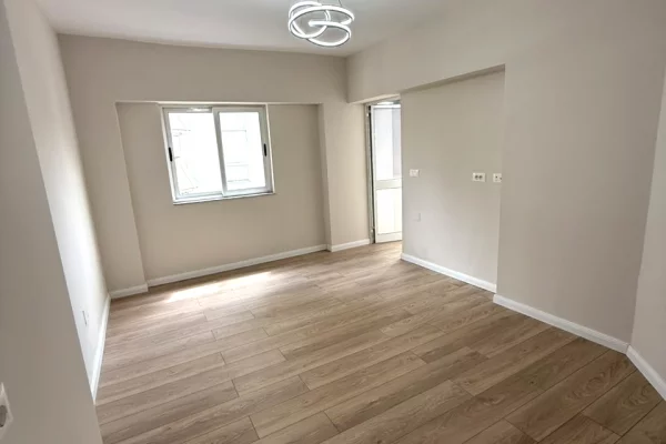 Shtepi ne shitje Apartament ne Tirane, 1+1, Mobilimi Bosh, pa mobiluar, Pagesa 13,000,000  Leke.