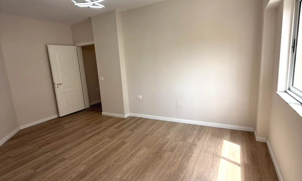 Shtepi ne shitje Apartament ne Tirane, 1+1, Mobilimi Bosh, pa mobiluar, Pagesa 13,000,000  Leke.