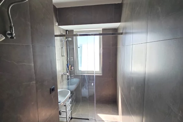 Shtepi me qera Apartament ne Tirane, 2+1, Mobilimi E mobiluar, Pagesa 250,000  Leke.