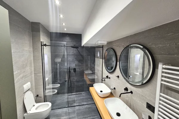 Shtepi me qera Apartament ne Tirane, 2+1, Mobilimi E mobiluar, Pagesa 250,000  Leke.