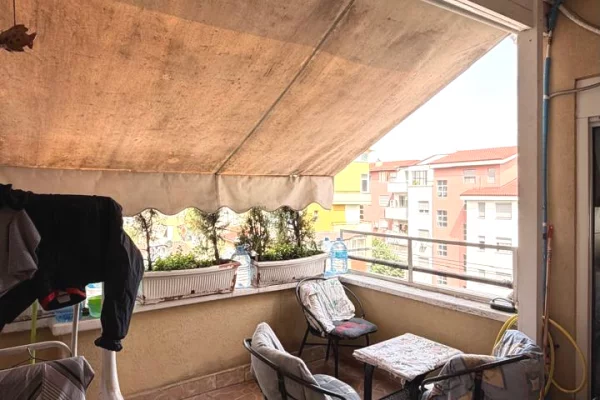 Shtepi me qera Papafingo(kati i catise) ne Tirane, 3+1, Mobilimi E mobiluar, Pagesa 90,000  Leke.