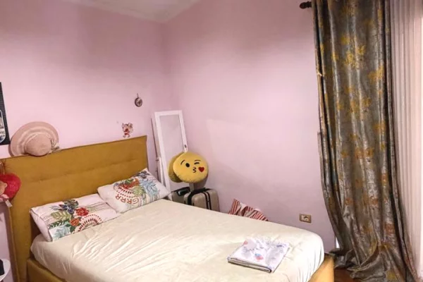 Shtepi me qera Papafingo(kati i catise) ne Tirane, 3+1, Mobilimi E mobiluar, Pagesa 90,000  Leke.