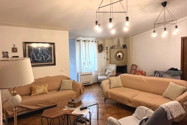 Shtepi me qera Papafingo(kati i catise) ne Tirane, 3+1, Mobilimi E mobiluar, Pagesa 90,000  Leke.