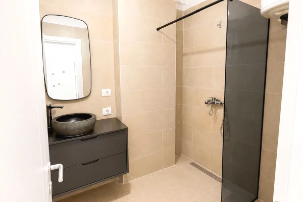 Shtepi ne shitje Apartament ne Durres, 1+1, Mobilimi Pjeserisht e mobiluar, Pagesa 100,000  Euro.