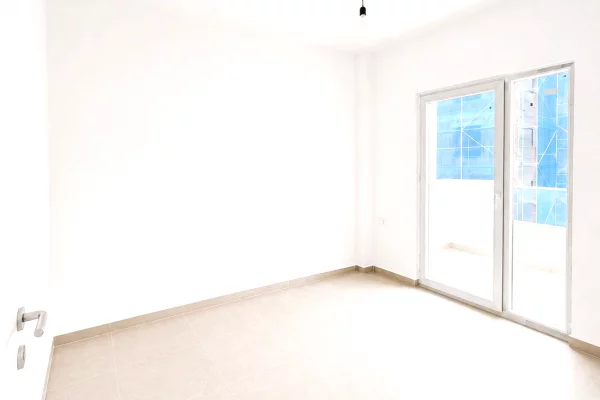 Shtepi ne shitje Apartament ne Durres, 1+1, Mobilimi Bosh, pa mobiluar, Pagesa 90,000  Euro.