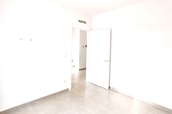 Shtepi ne shitje Apartament ne Durres, 1+1, Mobilimi Bosh, pa mobiluar, Pagesa 90,000  Euro.
