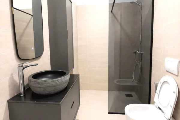 Shtepi ne shitje Apartament ne Durres, 1+1, Mobilimi Bosh, pa mobiluar, Pagesa 90,000  Euro.