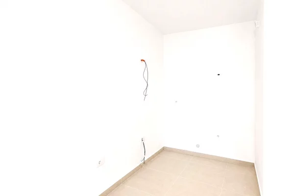 Shtepi ne shitje Apartament ne Durres, 1+1, Mobilimi Bosh, pa mobiluar, Pagesa 90,000  Euro.