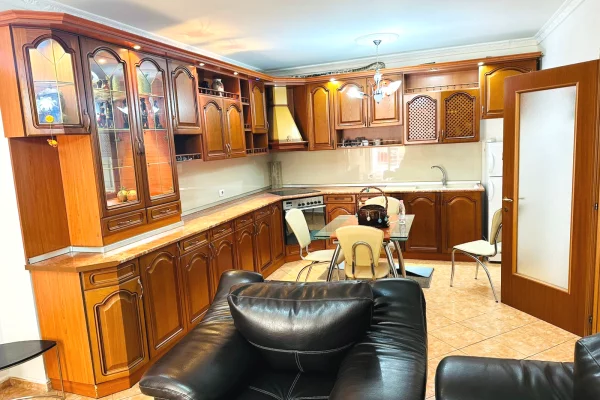 Shtepi me qera Apartament ne Tirane, 2+1, Mobilimi E mobiluar, Pagesa 75,000  Leke.