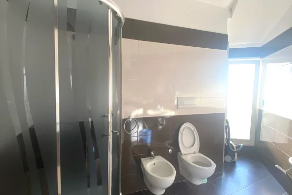 Shtepi me qera Apartament ne Tirane, 2+1, Mobilimi E mobiluar, Pagesa 80,000  Leke.