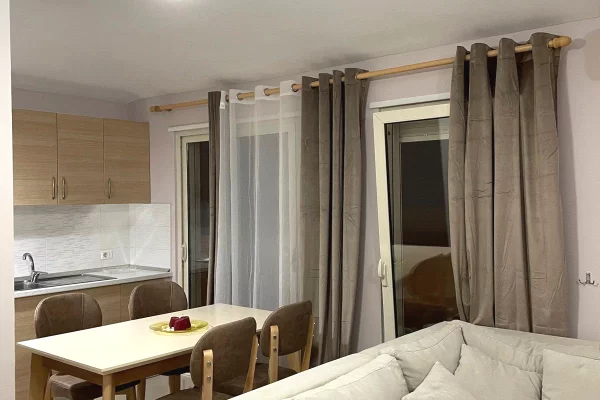 Shtepi me qera Apartament ne Tirane, 2+1, Mobilimi E mobiluar, Pagesa 80,000  Leke.