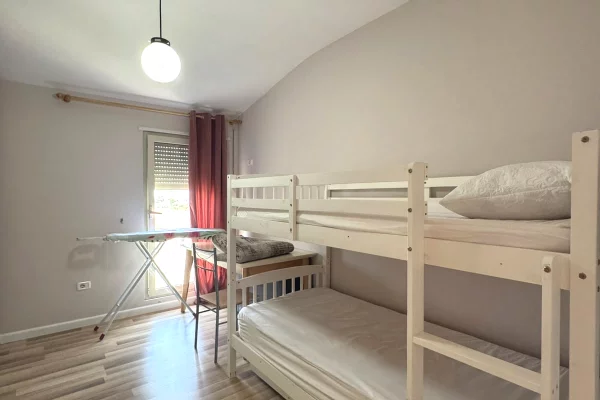 Shtepi me qera Apartament ne Tirane, 2+1, Mobilimi E mobiluar, Pagesa 80,000  Leke.