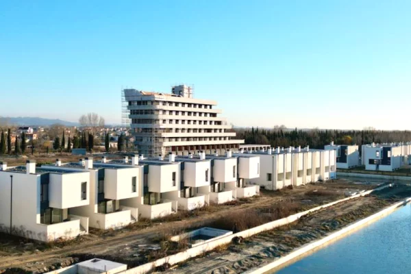 Shtepi ne shitje Vila Luksoze ne Durres, 4+1, Mobilimi Bosh, pa mobiluar, Pagesa 650,000  Euro.
