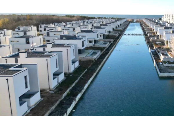 Shtepi ne shitje Vila Luksoze ne Durres, 4+1, Mobilimi Bosh, pa mobiluar, Pagesa 650,000  Euro.