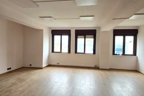 Ambient biznesi me qera 3+1 ne Tirane - 1,800 Euro