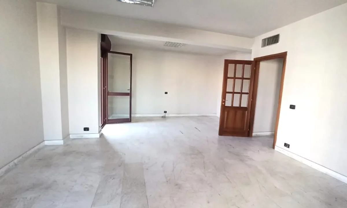 🏢 JEPET AMBIENT PER ZYRA ME QIRA – 📍TORRE DRINI | QENDRA E TIRANES🏢