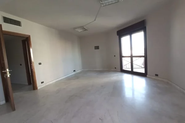 🏢 JEPET AMBIENT PER ZYRA ME QIRA – 📍TORRE DRINI | QENDRA E TIRANES🏢